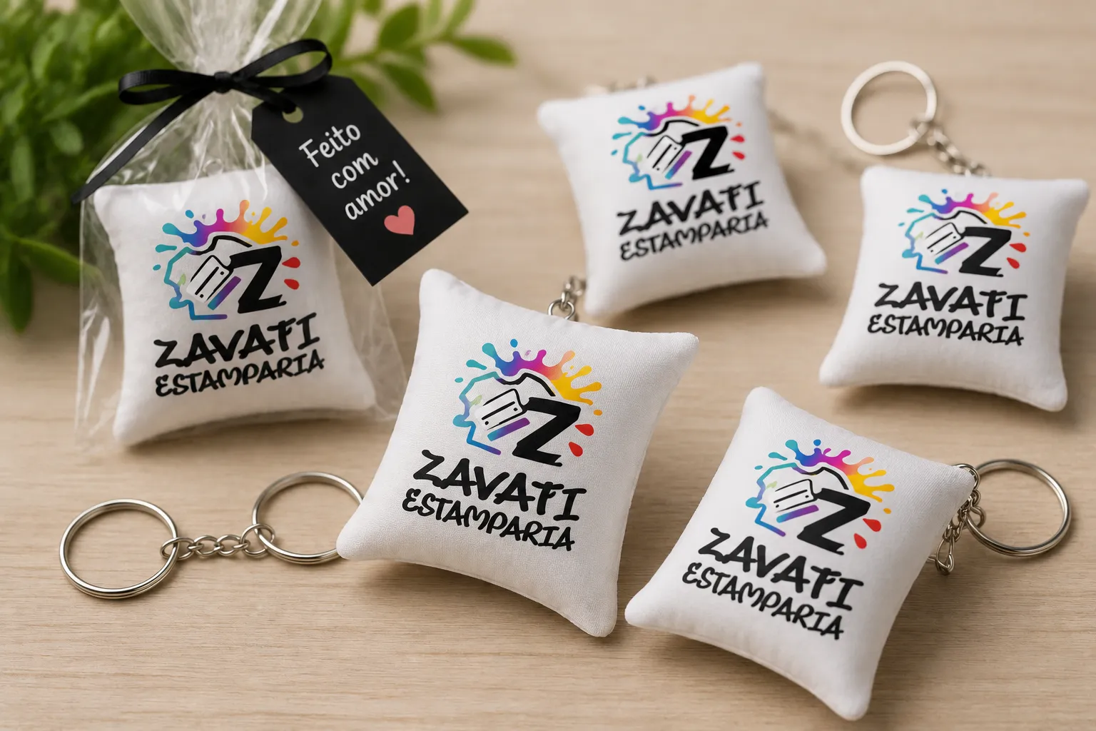 Chaveiros de travesseiro personalizados com a logo da zavati estamparia